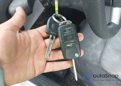 2004 Volkswagen New Beetle Gls 1.8T из США, поврежденный, VIN 3VWCD21C84M402662